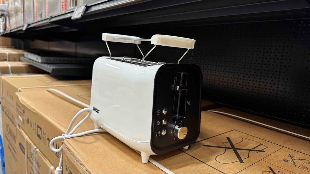 Blick von schräg vorn auf einen getesteten Toaster weiss.