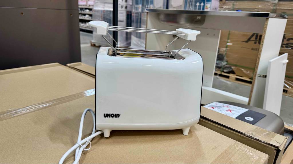 Frontansicht eines Toaster weiss, der zum testen auf einem Karton steht.
