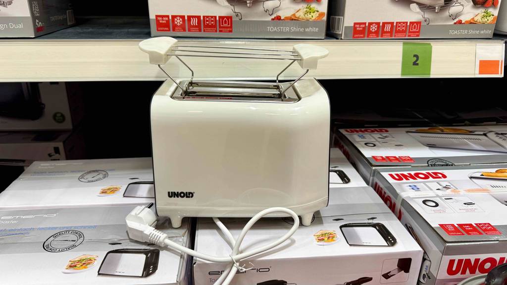 Toaster weiss im Test: Ein Gerät steht auf mehreren Kartons mit anderen Toastern.