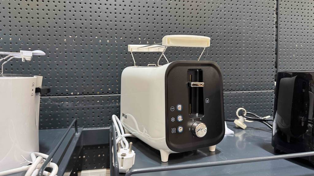 Blick auf die Einstellungstasten und Rädchen eines Toaster weiss im Test.