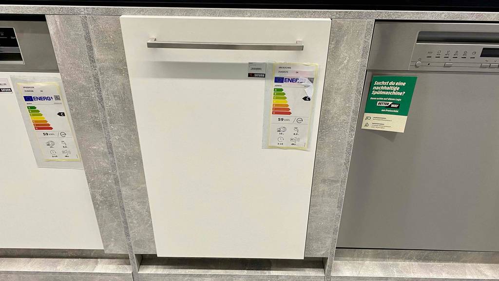 Ein getesteter Unterbau-Geschirrspüler befindet sich im Kaufhaus.