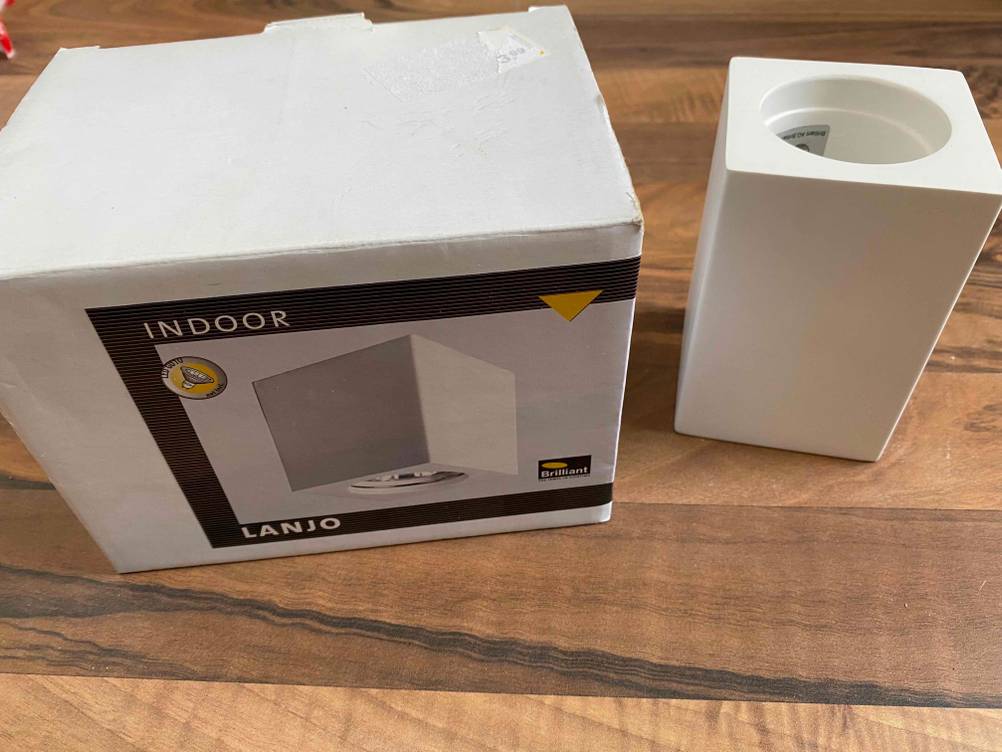 Eine weiße Unterbauleuchte mit Verpackung von Lanjo.