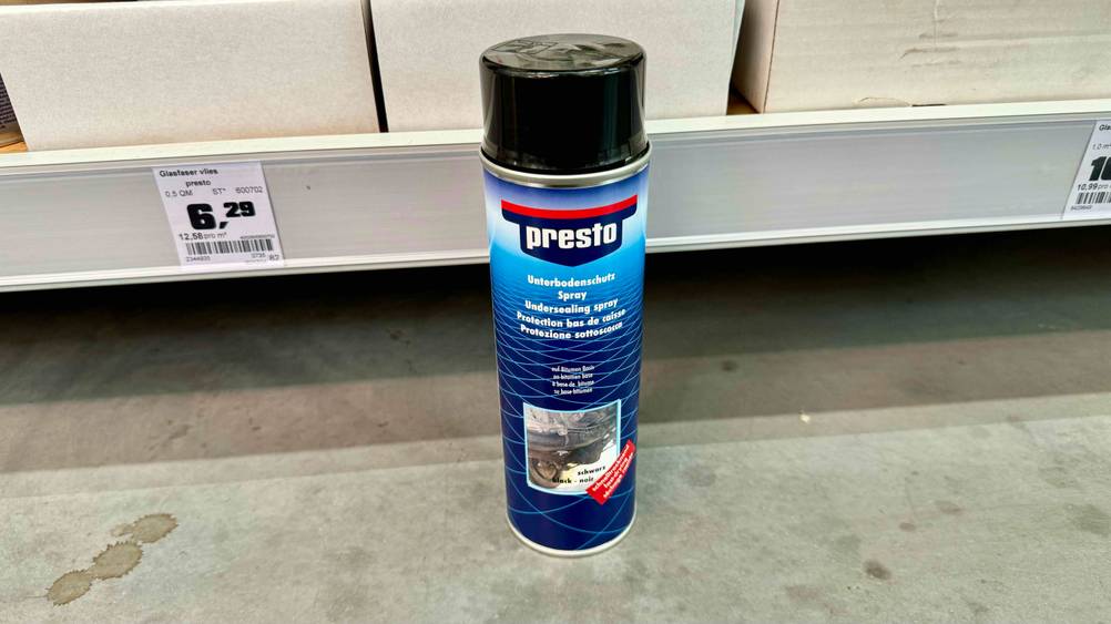 Unterbodenschutz getestet: Eine Dose steht vor einem Regal auf einem Betonboden.