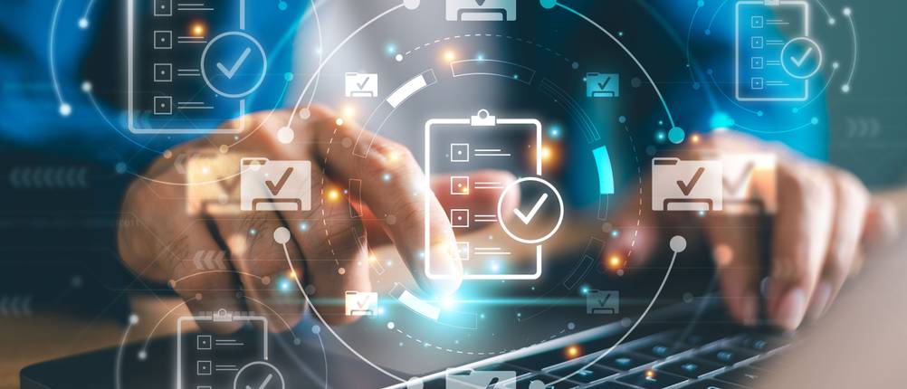 Im Vordergrund sind skizzenhaft Software-Lizenzmanagement-Konzepte zu sehen, während im Hintergrund ein Mann an einem Laptop arbeitet.