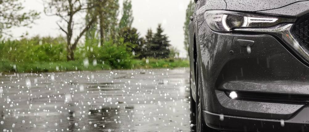 Auto in Nahaufnahme im Hagelregen.