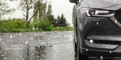 Auto in Nahaufnahme im Hagelregen.