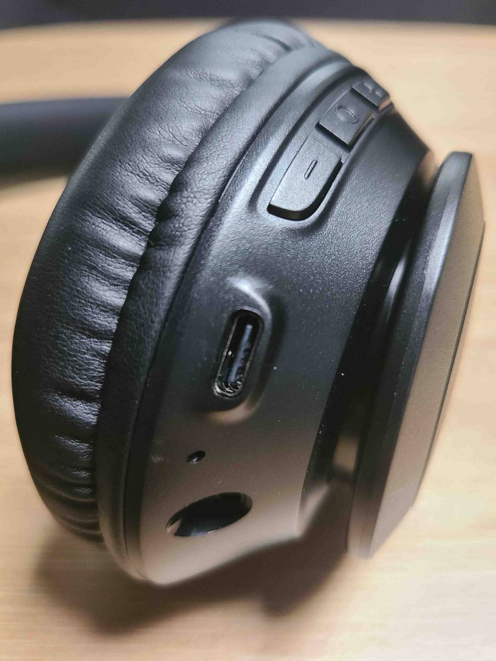 Detailansicht der USB-Ladebuchse eines getesteten Bügelkopfhörers.