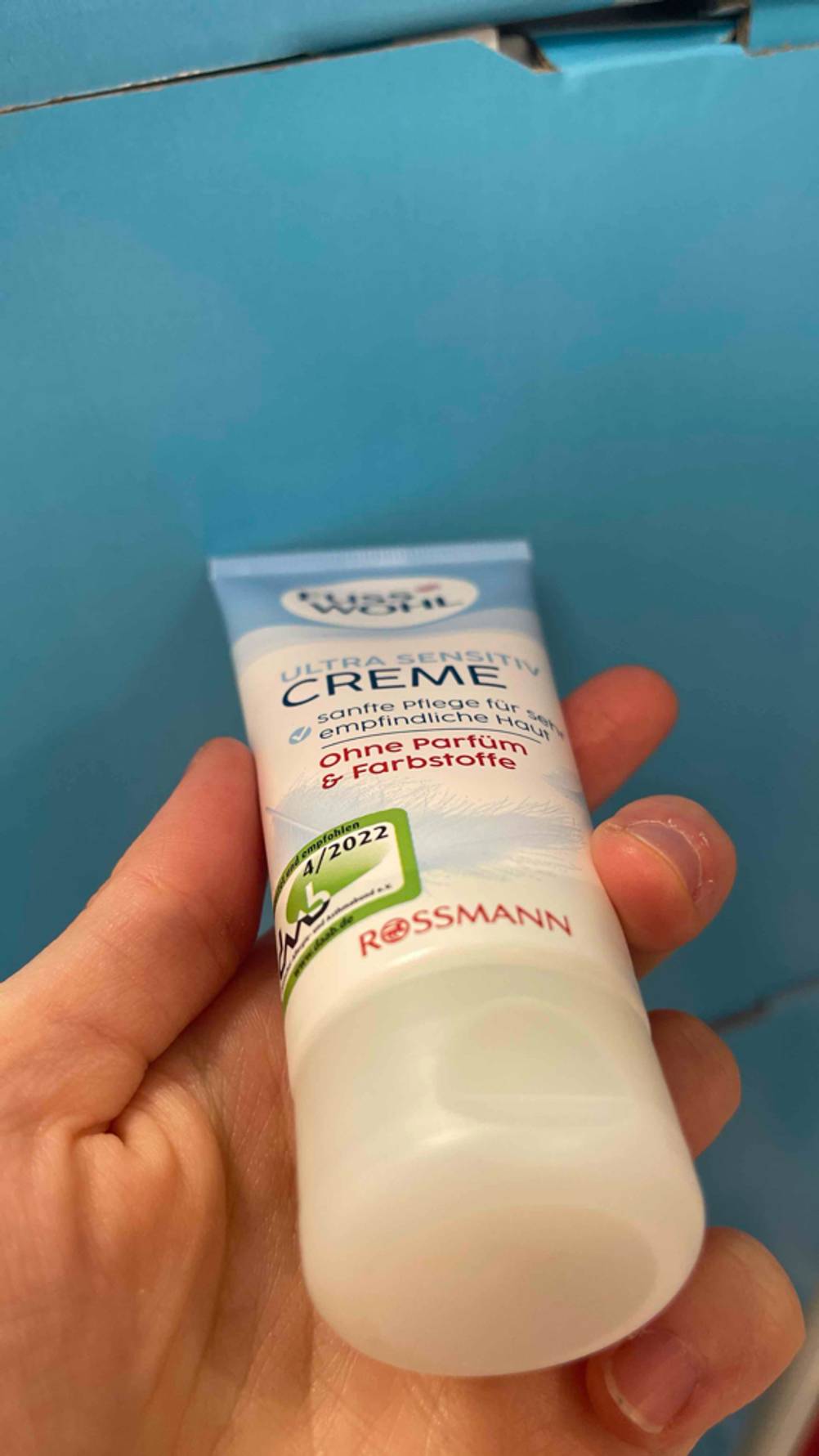 Im Test: Eine Hand hält eine Tube Urea-Fußcreme mit dem Deckel nach vorn.