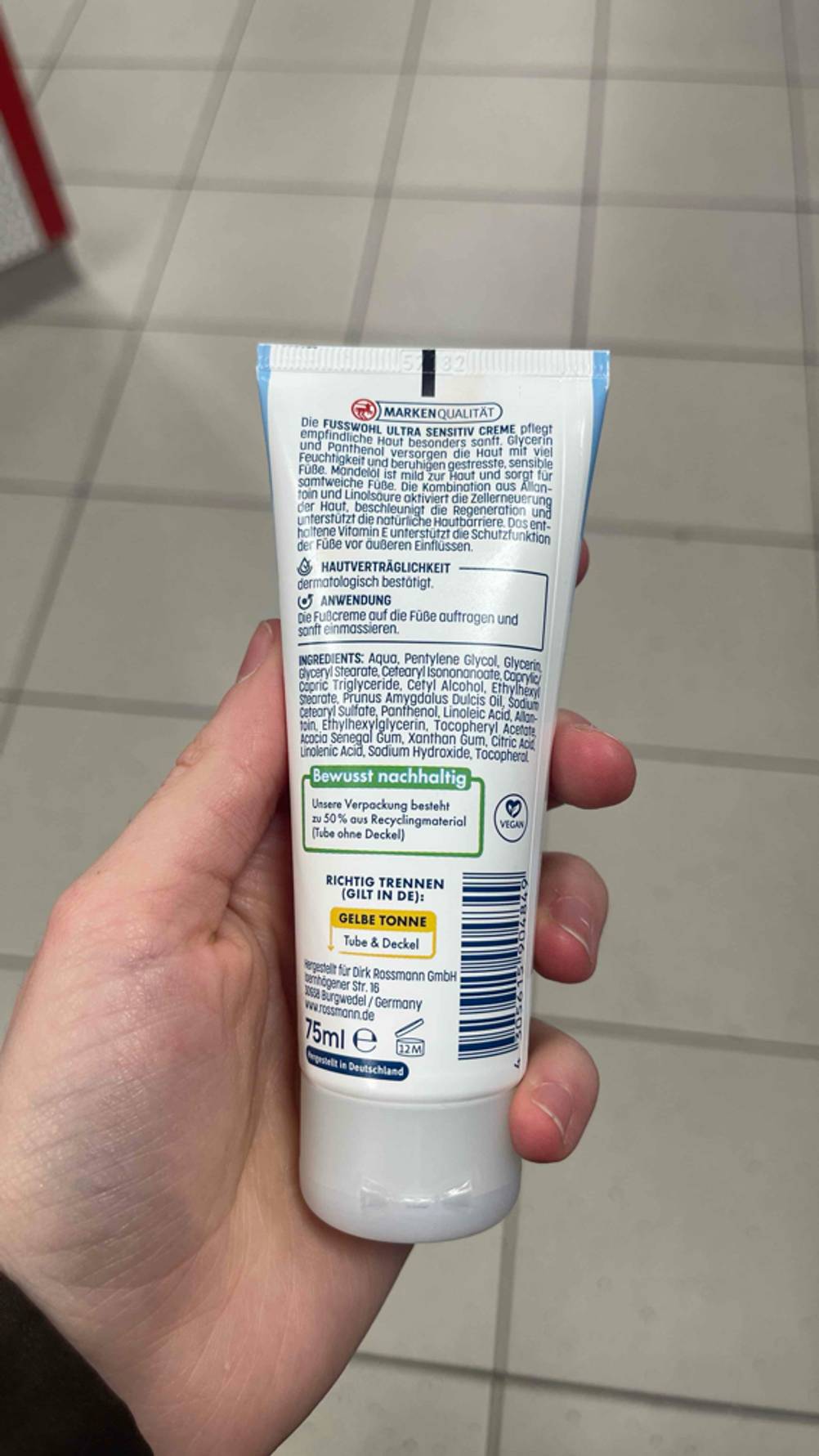 Auf der Rückseite von getesteter Urea-Fußcreme stehen Informationen zum Produkt.