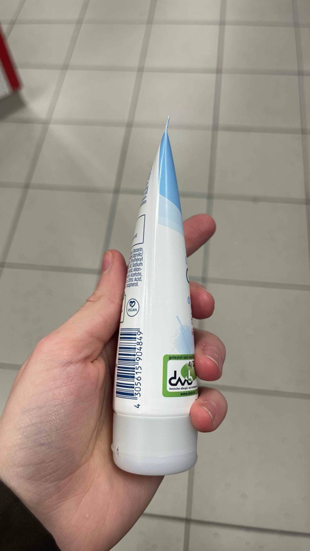 Seitenansicht einer Tube getestete Urea-Fußcreme.