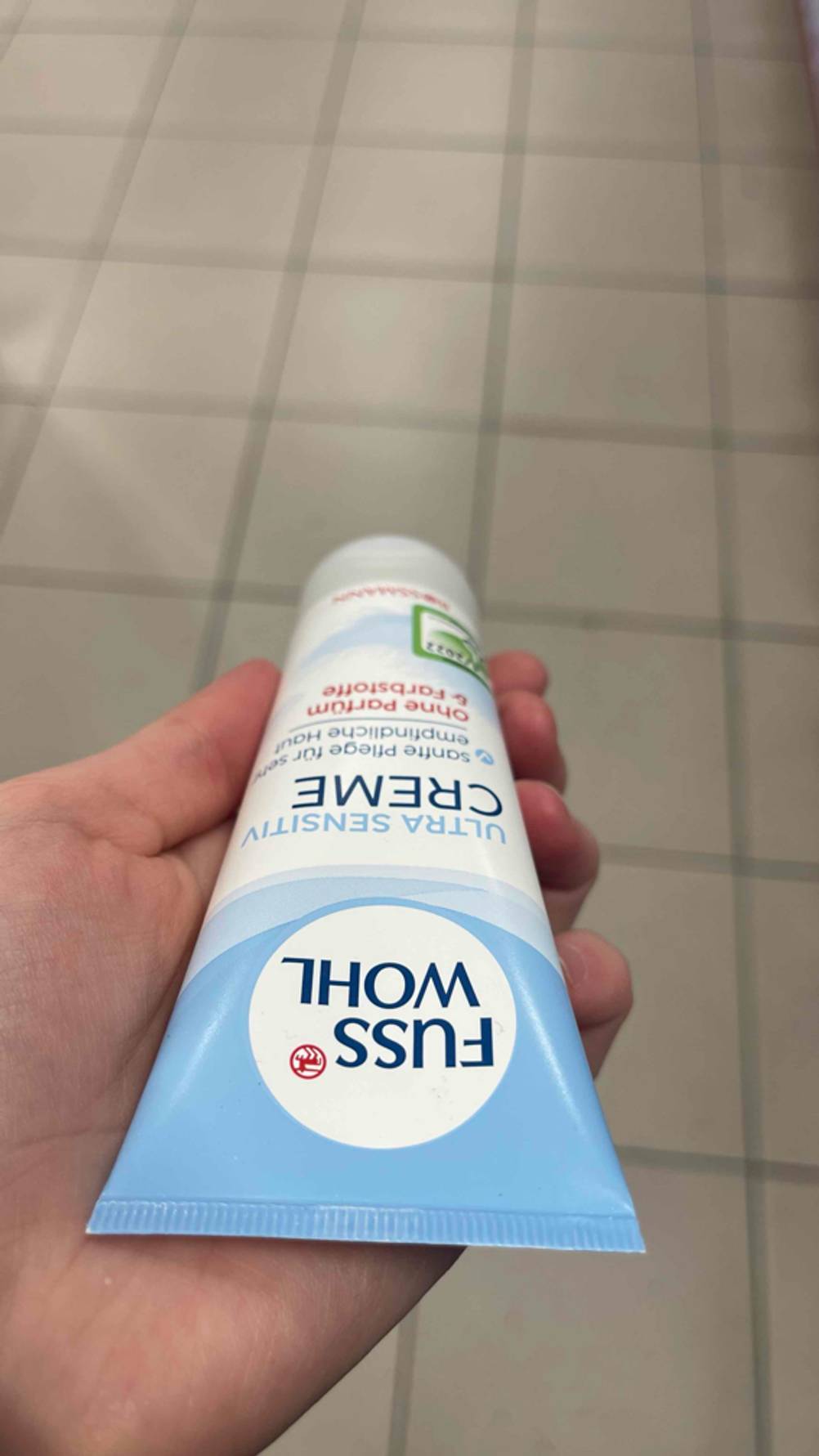 Auf einer Tube Urea-Fußcreme im Test ist groß die Marke aufgedruckt.