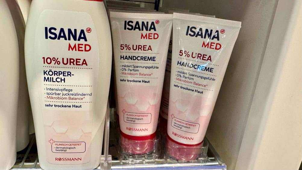 Mehrere Tuben der Urea-Handcreme im Test in einem Verkaufsregal.