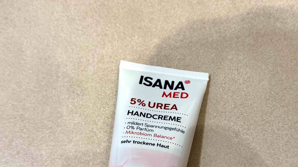 Urea-Handcreme getestet: Nahaufnahme der Tube mit Logo.