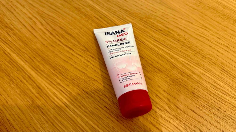 Urea-Handcreme im Test: Eine Tube liegt auf einer Holzfläche.