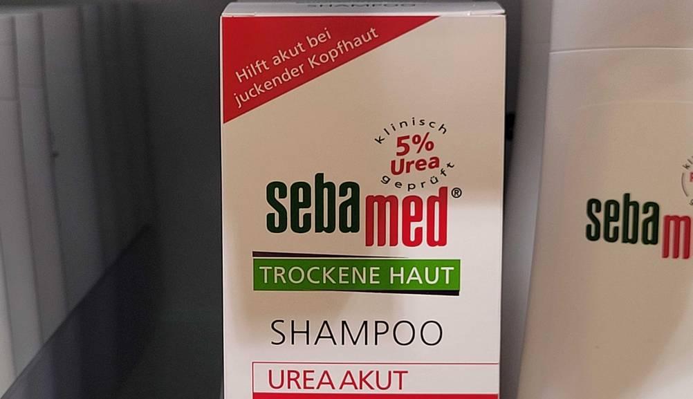 Urea-Shampoo getestet: Nahaufnahme der Vorderseite der Verpackung mit Logo und Artikelbezeichnung.