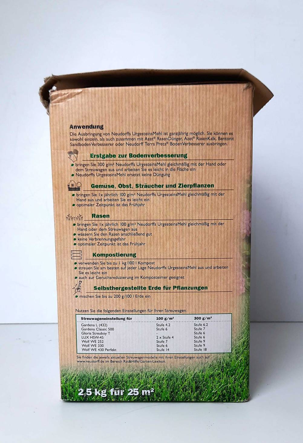 Seitenansicht der Verpackung des getesteten Urgesteinsmehls vor einer hellen Wand.