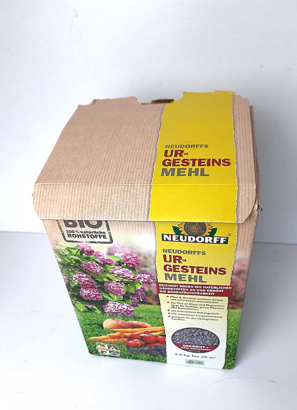 Die Verpackung des Urgesteinsmehls im Test von schräg oben auf einer hellen Fläche.