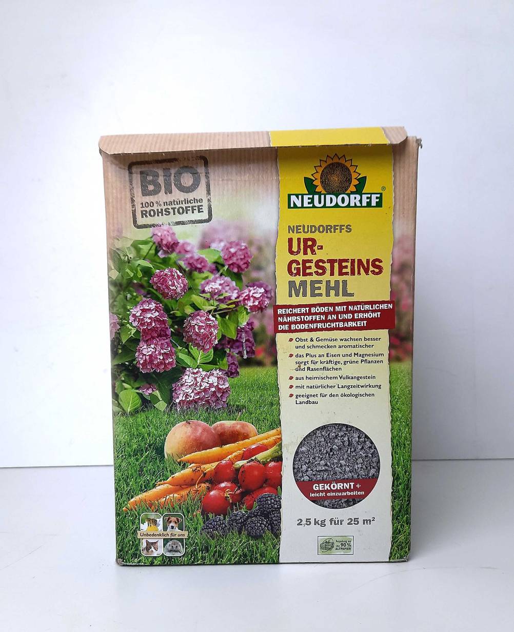 Die Originalverpackung des Urgesteinsmehls im Test von vorne.