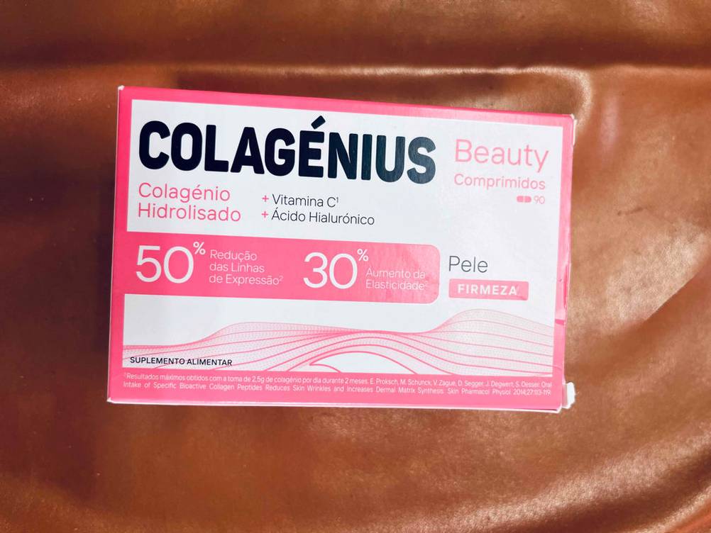 Eine Packung des getesteten Kollagens von oben auf einer brauen Fläche.