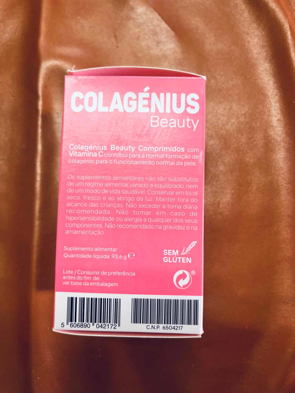 Im Test: Eine Seite der Packung des Kollagens auf einer braunen Fläche.