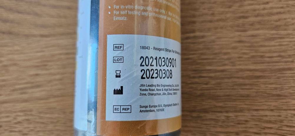 Mehrere Urinteststreifen im Test: Verpackung von Urinteststreifen mit Herstellungshinweisen. 