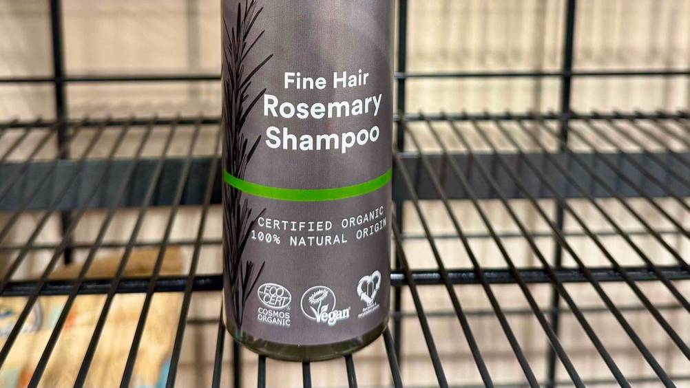 Urtekram-Shampoo im Test: Nahaufnahme des Labels auf der Verpackung.