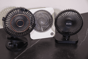 USB-Ventilatoren getestet: Drei unterschiedliche Ventilatoren mit Akku stehen auf einem Tisch.