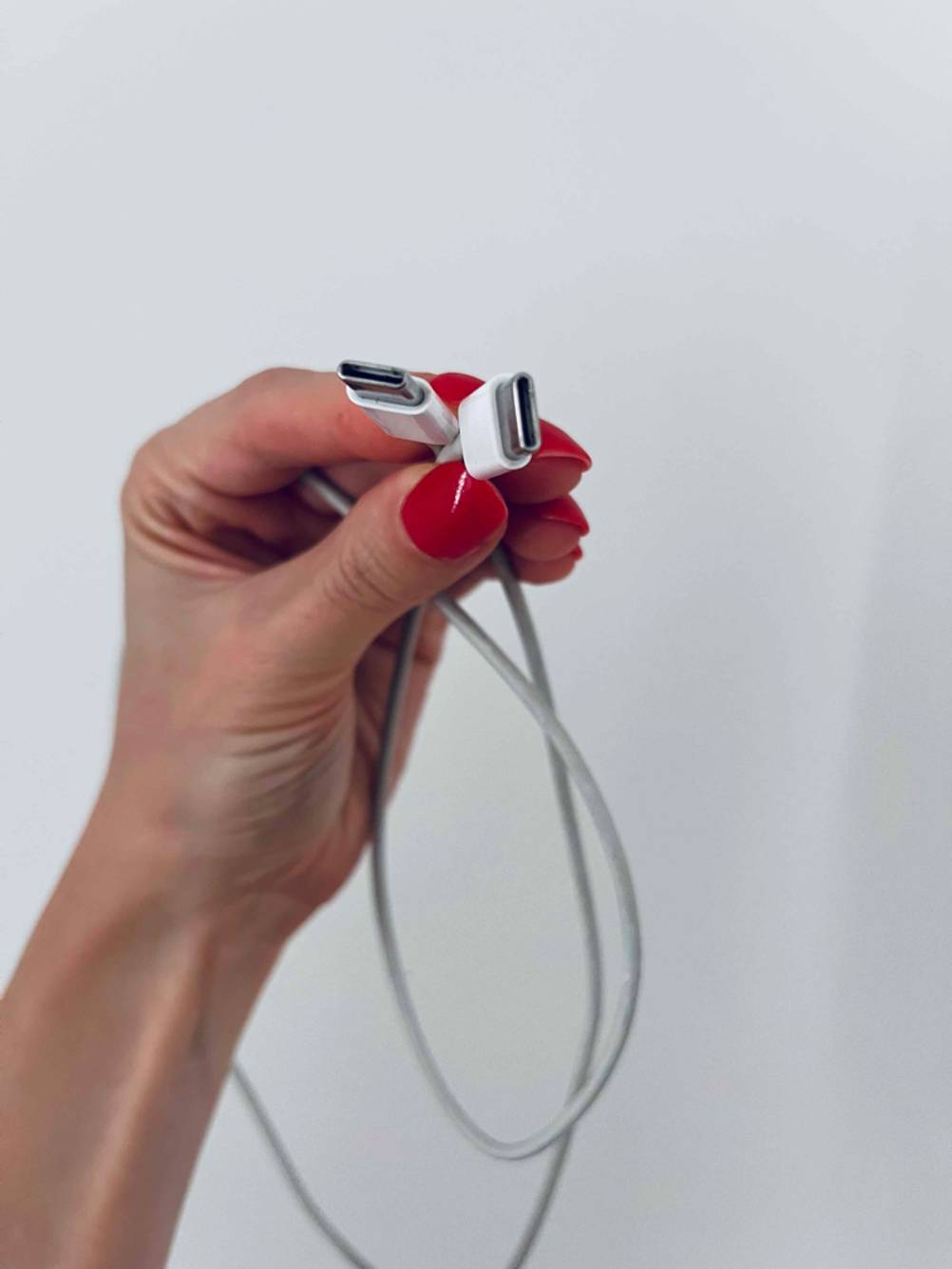 Eine Hand hält die Anschlüsse von einem getesteten USB-C-Kabel.