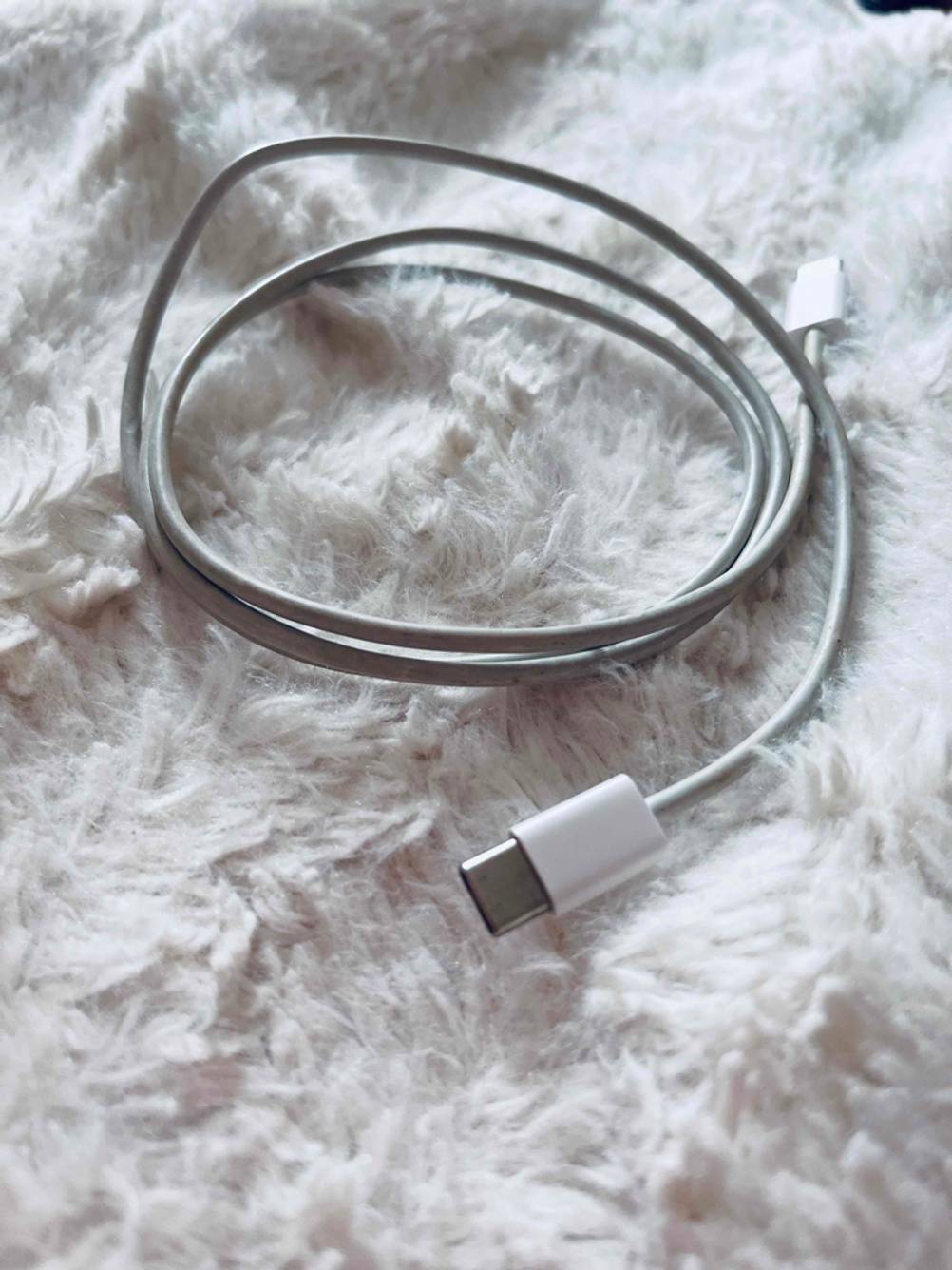 Auf einem Teppich befindet sich ein getestetes USB-C-Kabel.