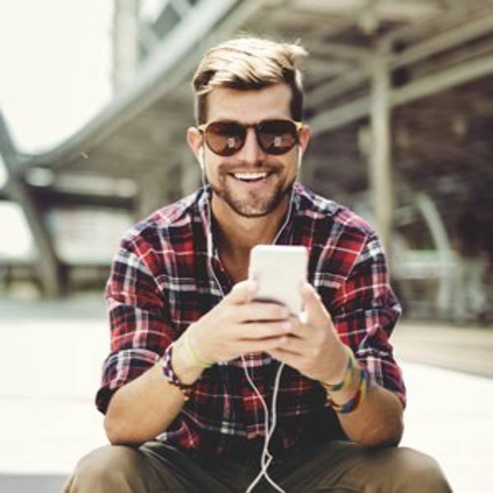 junger mann mit smartphone und kopfhoerern