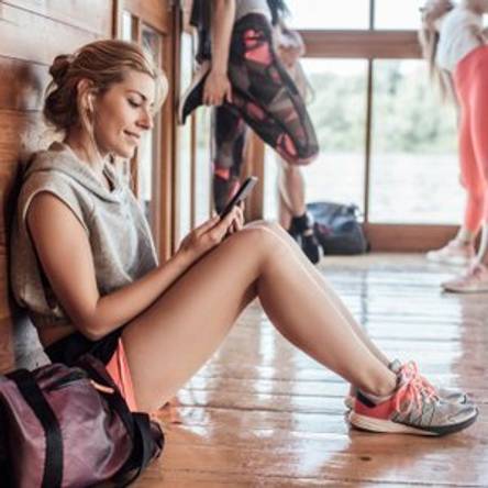 frau beim sport mit kopfhoerern