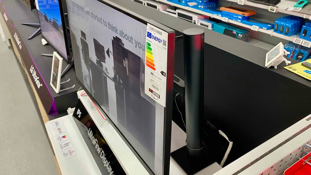 Ein getesteter Monitor mit USB-Anschluss befindet sich im Geschäft.