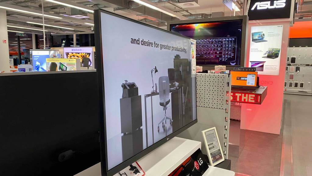 Im Kaufhaus befindet sich ein getesteter Monitor mit USB-Anschluss. 