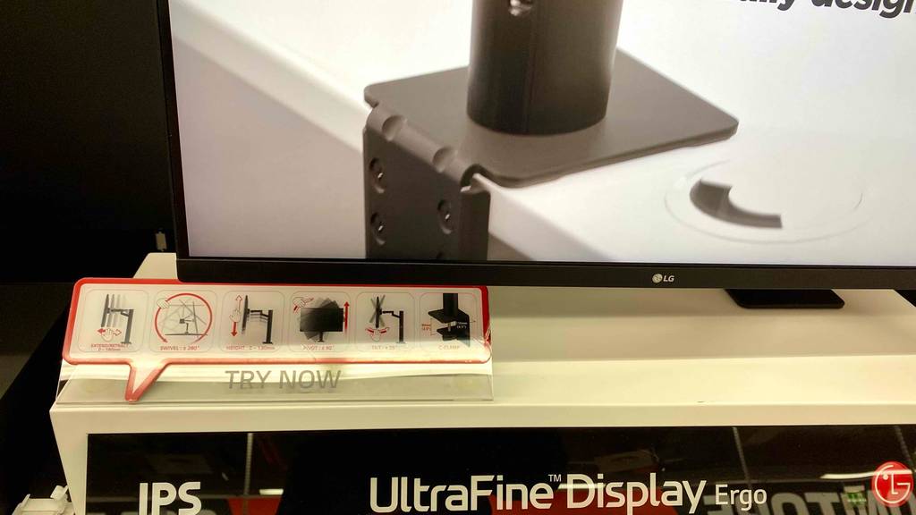 Befestigung von einem getesteten Monitor mit USB-Anschluss. 