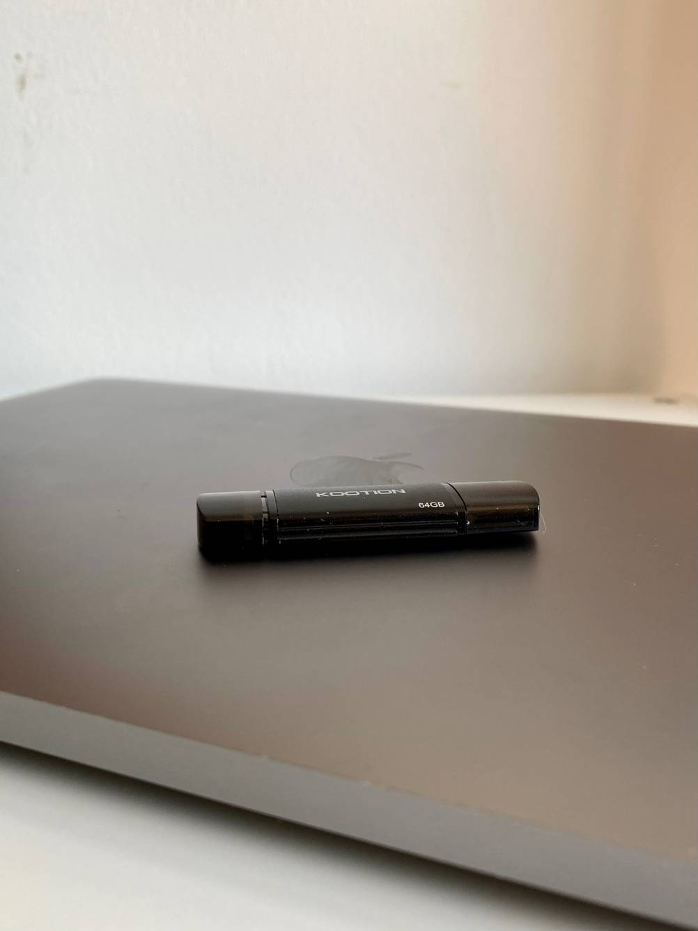 USB-C-Stick getestet: Ein Gerät von der Seite auf einem Computer liegend.