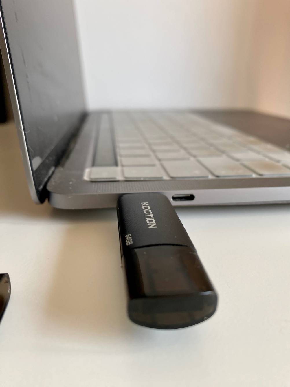 Ein getesteter USB-C-Stick ist in einen Computer eingesteckt.