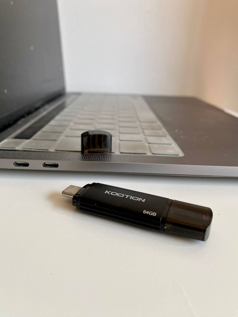 usb-c-stick mit Laptop 