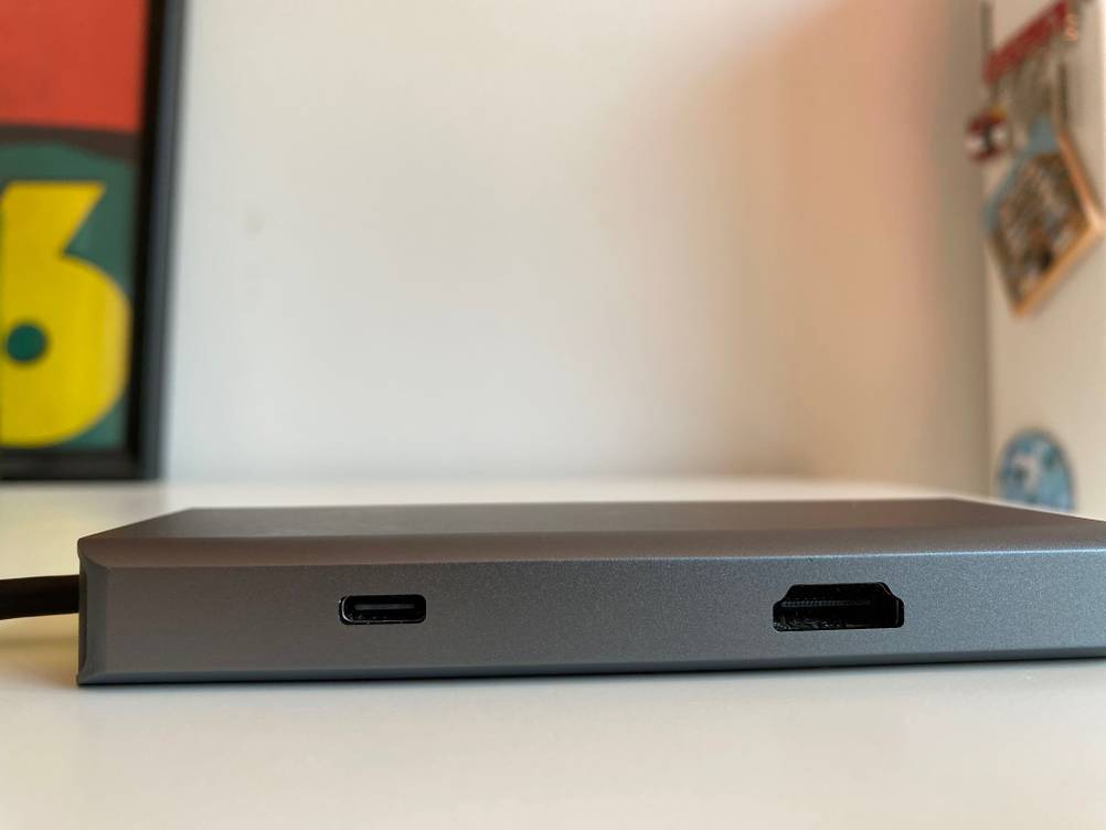 Im Test: Seitenansicht eines USB-Hub mit Netzteil mit Anschlussmöglichkeiten.