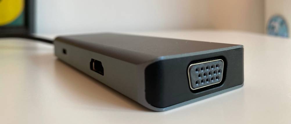 usb-hub-mit-netzteil in grau