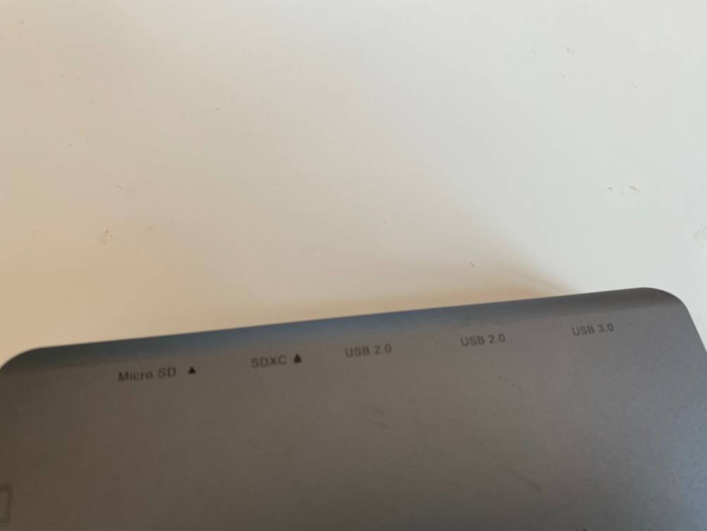 USB-Hub mit Netzteil getestet: Nahaufnahme der Aufschriften mit den Informationen zu den Anschlüssen.