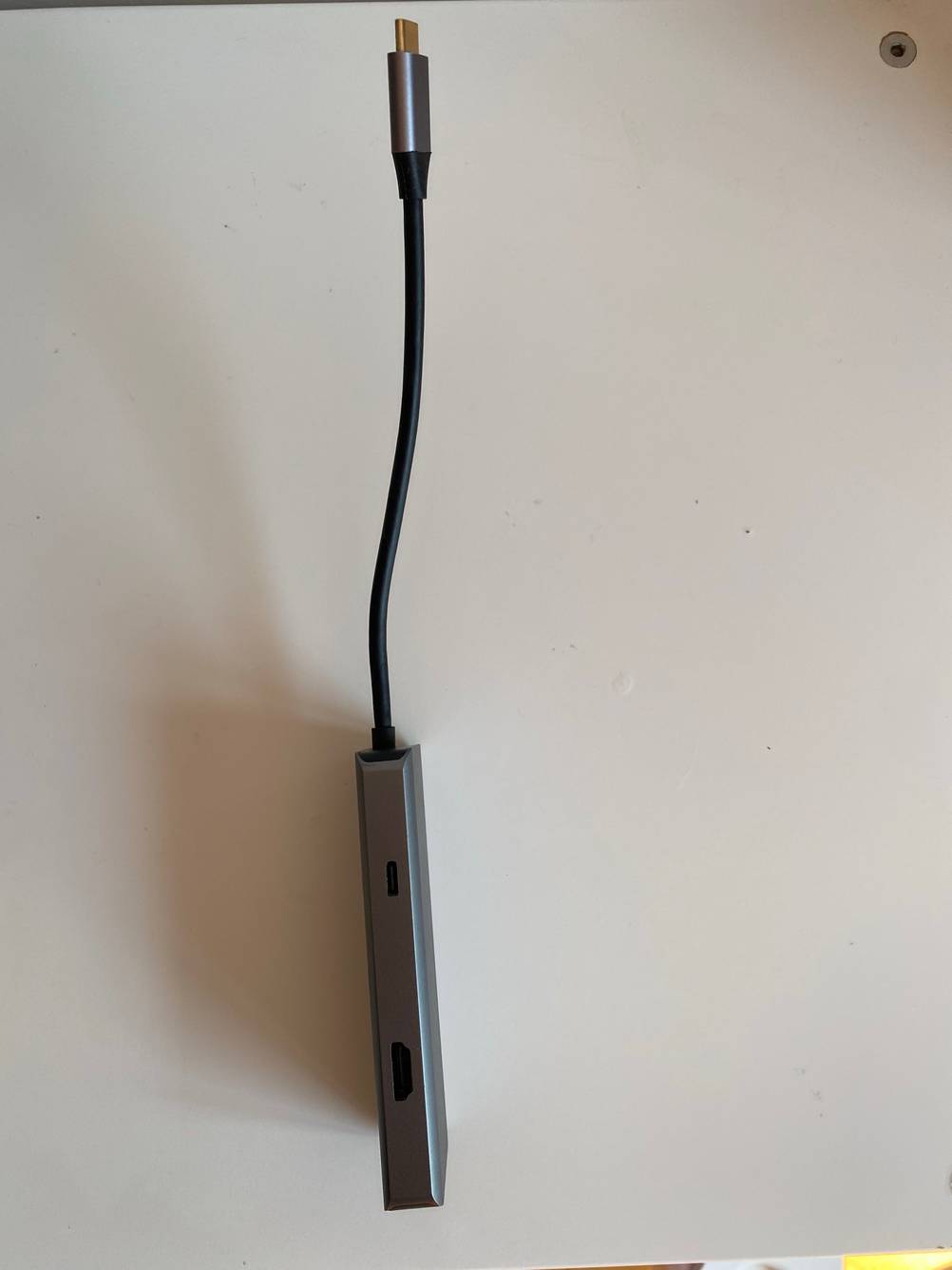 USB-Hub getestet: Ein Gerät auf der Seite liegend von oben.