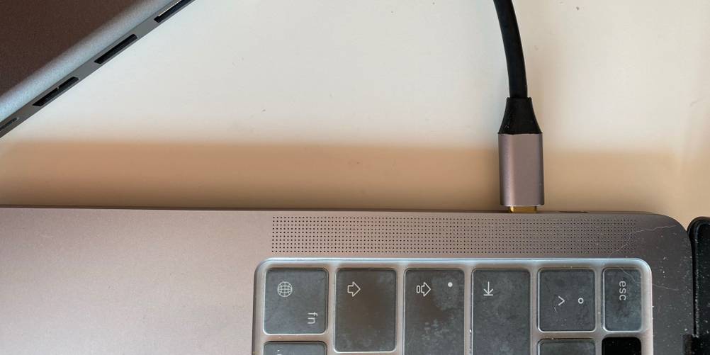 Nahaufnahme des Steckers eines USB-Hubs im Test in einem Computer.