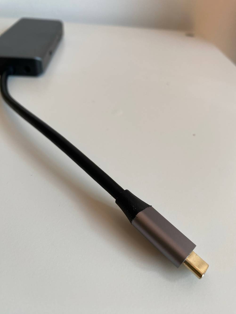 Nahaufnahme des USB-C Anschlusses eines getesteten USB-Hub mit Netzteil.