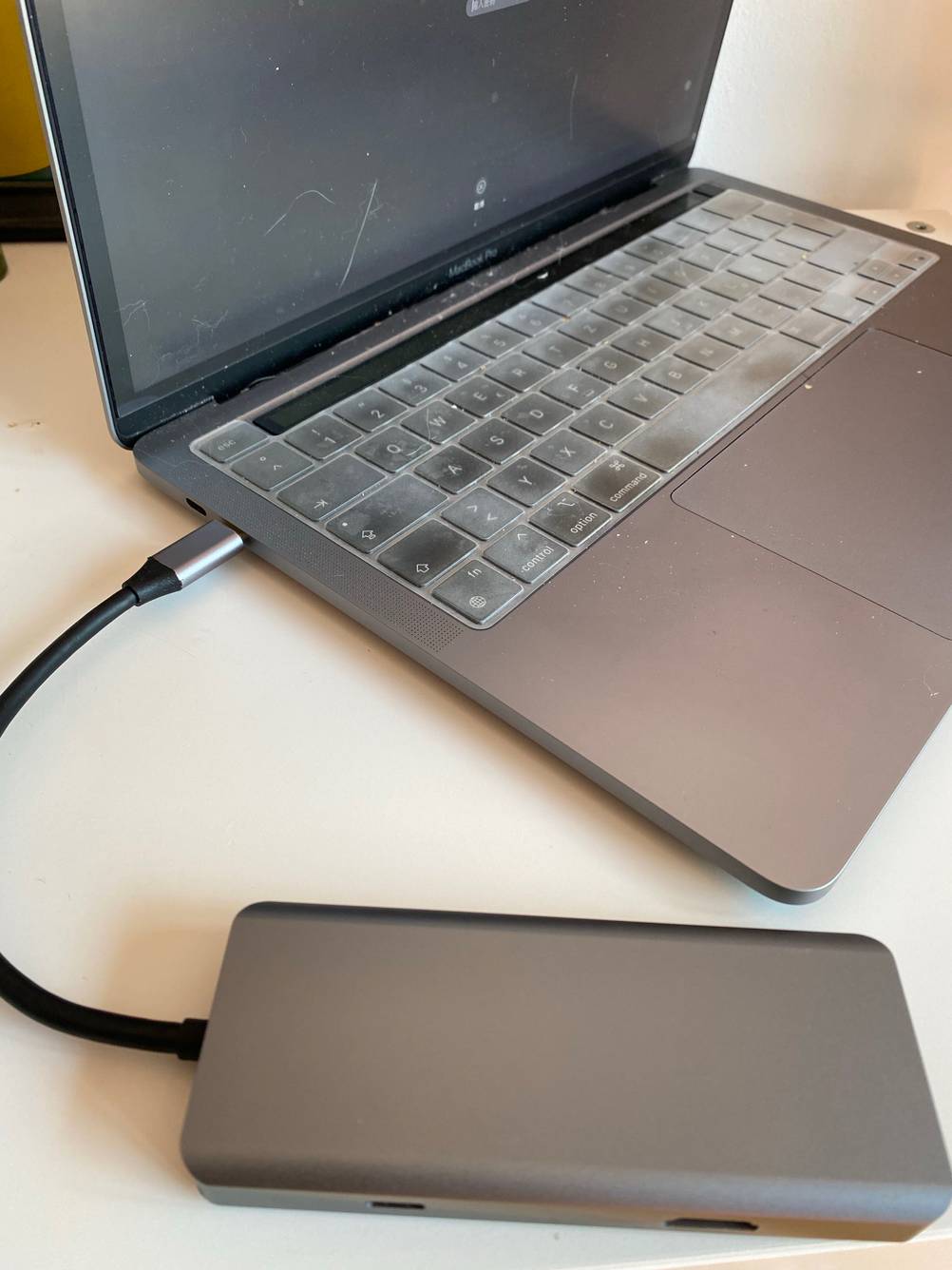 usb-hub-mit-netzteil am Laptop verbunden. 