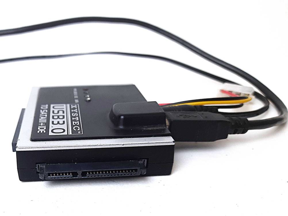 Seitenansicht des USB-SATA-Adapters mit Schnittstellen.