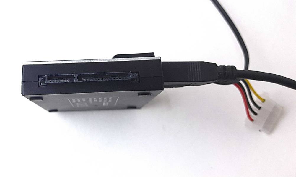 USB-SATA-Adapter im Test: Nahaufnahme des Anschlusses auf der Seite des Gerätes.
