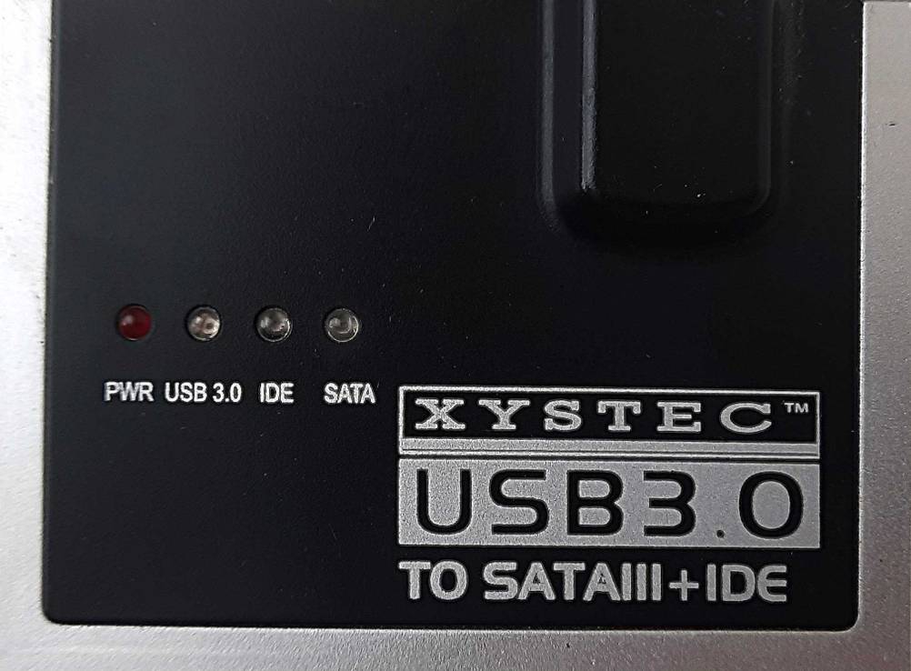 USB-SATA-Adapter getestet: Nahaufnahme der Informationen auf der Vorderseite des Gerätes.