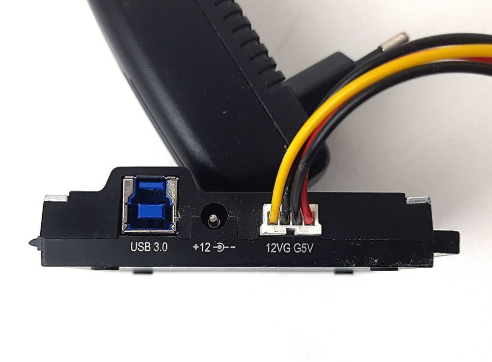 USB-SATA-Adapter-Test: Nahaufnahme der Anschlüsse des Gerätes.