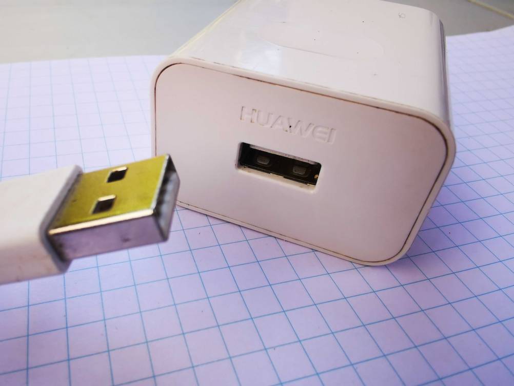 USB-Schnellladegerät getestet: Nahaufnahme des Anschlusses mit USB-Stecker im Vordergrund.