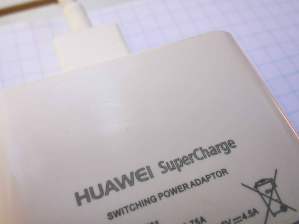 USB-Schnellladegerät getestet: Nahaufnahme des Logos und der Artikelbezeichnung.